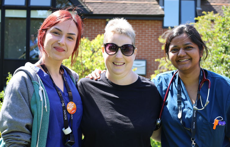 Image: Victoria with two doctors in the hospice garden