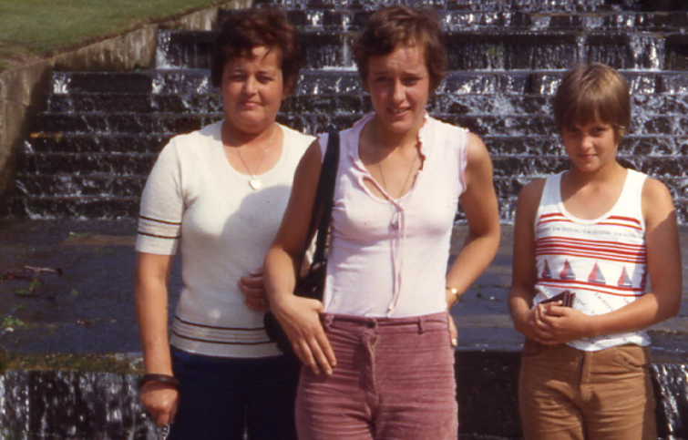 Lisa, her sister Lyn and mum Shirley
