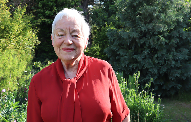 Dr Elizabeth Hall